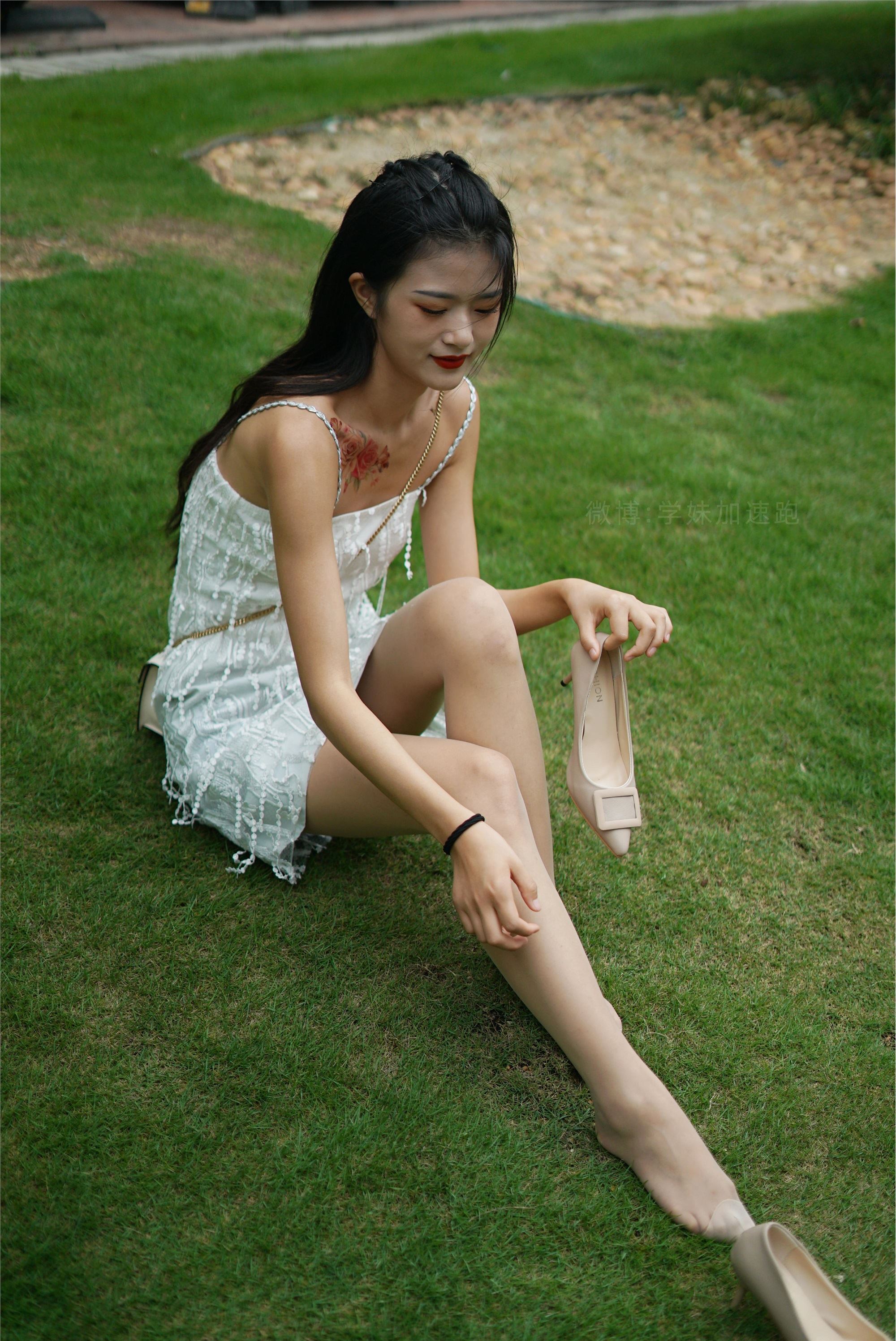 学妹加速跑 XM079《草地上的绿茶jio-鹿酱》